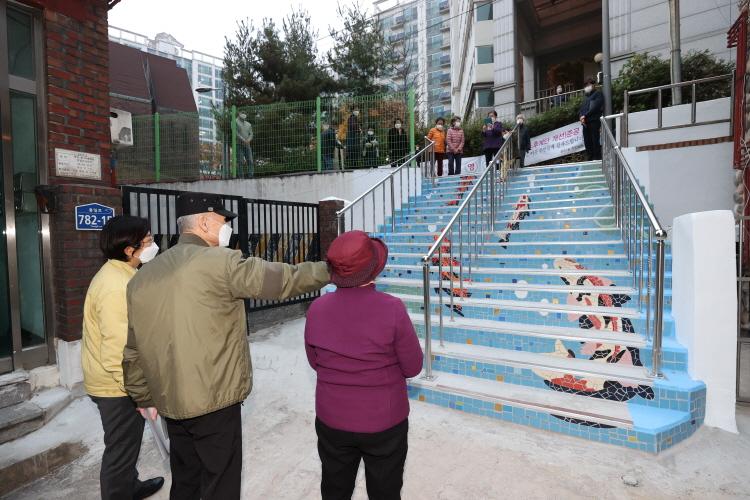 북한산힐스테이트 7차 아파트 앞 노후계단 개선공사 현장방문 이미지